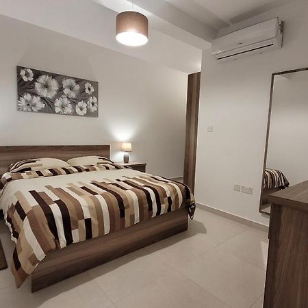 Lovely Apartment With Side Sea View خليج سانت بول المظهر الخارجي الصورة