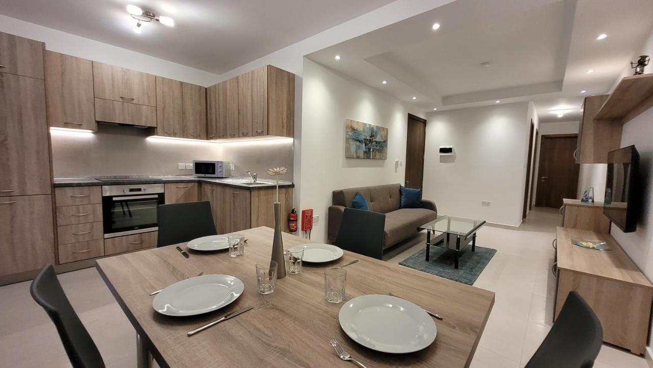 Lovely Apartment With Side Sea View خليج سانت بول المظهر الخارجي الصورة