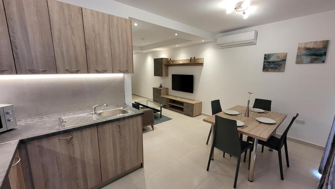 Lovely Apartment With Side Sea View خليج سانت بول المظهر الخارجي الصورة
