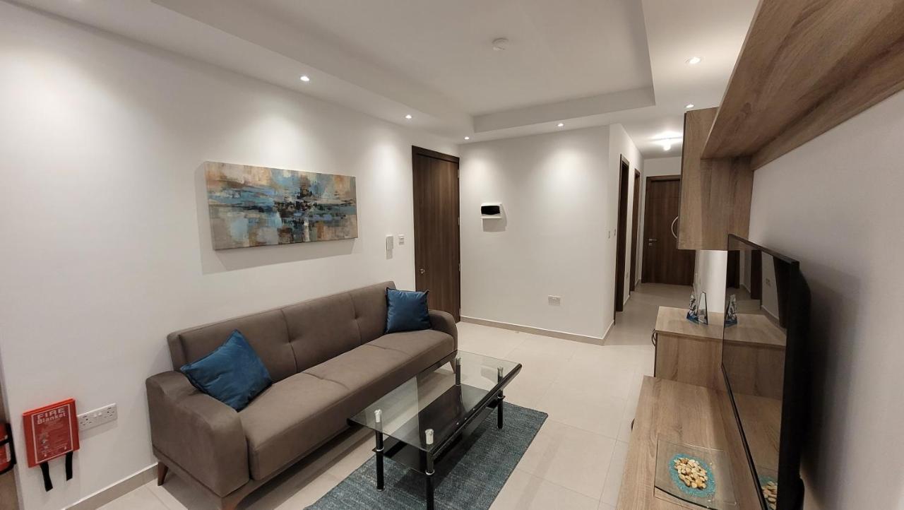 Lovely Apartment With Side Sea View خليج سانت بول المظهر الخارجي الصورة
