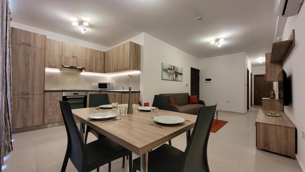 Lovely Apartment With Side Sea View خليج سانت بول المظهر الخارجي الصورة