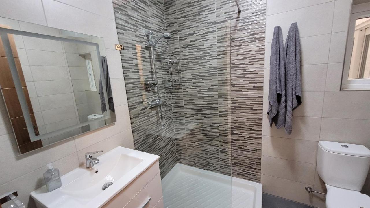 Lovely Apartment With Side Sea View خليج سانت بول المظهر الخارجي الصورة