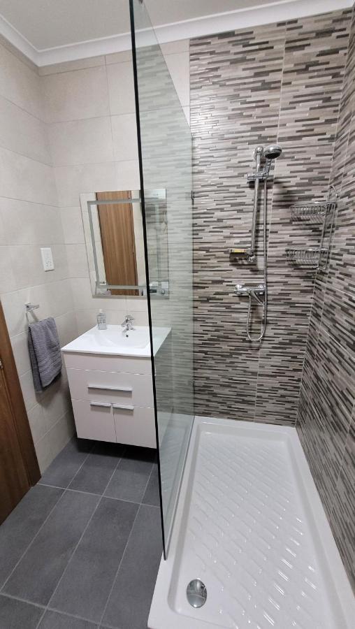 Lovely Apartment With Side Sea View خليج سانت بول المظهر الخارجي الصورة