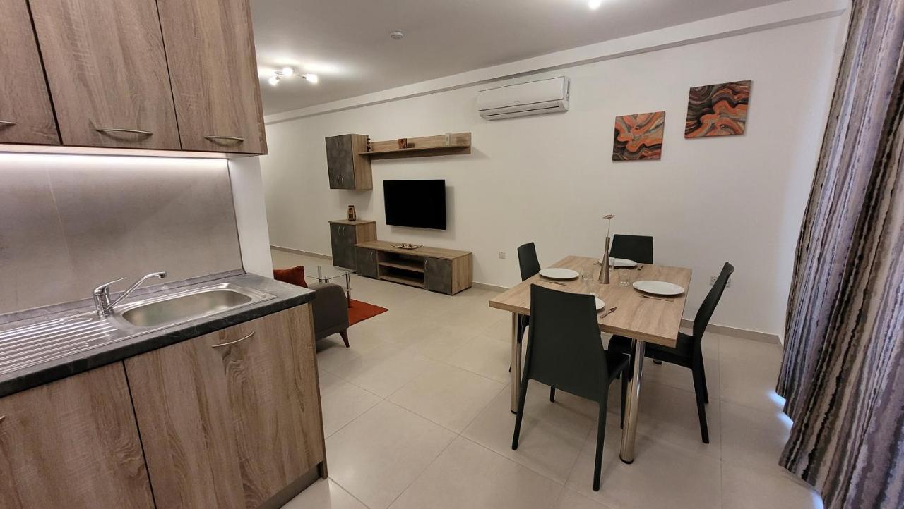 Lovely Apartment With Side Sea View خليج سانت بول المظهر الخارجي الصورة